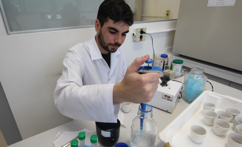 A produção acadêmica das sete universidades pertencentes ao governo estadual é um dos pilares para o Paraná estar entre os estados brasileiros que mais produzem ciência e inovação, colaborando para elevar a produção científica do país. Levantamento realizado neste mês de maio, junto às sete universidades estaduais, demonstrou que nos últimos dois anos foram concluídas 5.735 dissertações de mestrados e teses de doutorados.  -  Curitiba, 28/05/2019  -  Foto: Divulgação SETI