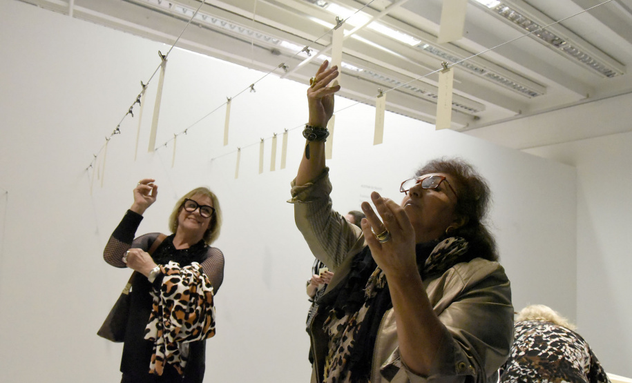A equipe do Educativo do Museu Oscar Niemeyer oferece nesta quarta-feira (29), das 11h às 17h, a oficina “Que Monstro Tem o meu Nome?”, que trabalhará a técnica de desenho e recorte. A atividade acontecerá no Subsolo. -  .Foto: Kraw Penas/SEEC