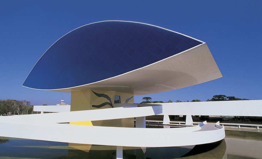 A equipe do Educativo do Museu Oscar Niemeyer oferece nesta quarta-feira (29), das 11h às 17h, a oficina “Que Monstro Tem o meu Nome?”, que trabalhará a técnica de desenho e recorte. A atividade acontecerá no Subsolo. -  .Foto: Carlos Renato Fernandes