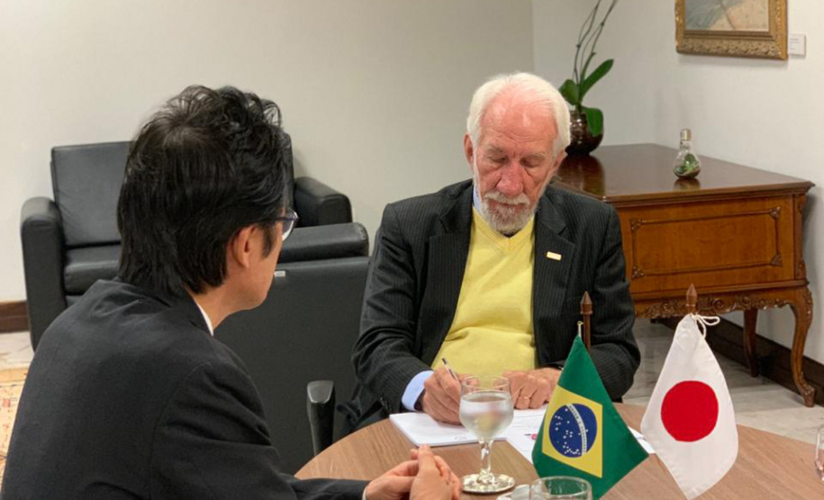 Os planos de investimentos do Paraná para os próximos anos, que está aberto à participação de empresas internacionais, foi o assunto da reunião do vice-governador Darci Piana o cônsul-geral do Japão em Curitiba, Hajime Kimura. Piana recebeu o diplomata na segunda-feira (28), no Palácio Iguaçu, e ressaltou que o Estado busca parcerias internacionais para tirar do papel projetos de infraestrutura, incluindo um novo traçado ferroviário e concessões de rodovias e aeroportos. Foto: Camila Tonetti