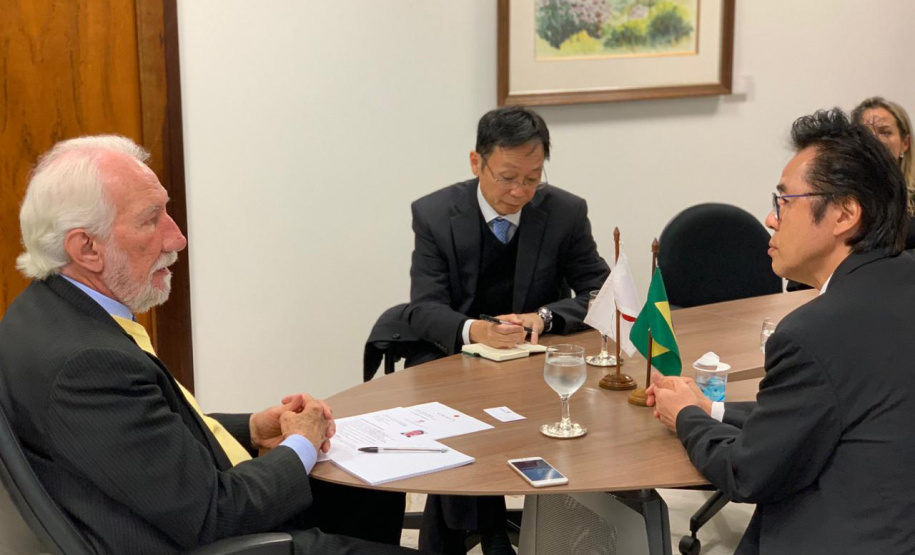 Os planos de investimentos do Paraná para os próximos anos, que está aberto à participação de empresas internacionais, foi o assunto da reunião do vice-governador Darci Piana o cônsul-geral do Japão em Curitiba, Hajime Kimura. Piana recebeu o diplomata na segunda-feira (28), no Palácio Iguaçu, e ressaltou que o Estado busca parcerias internacionais para tirar do papel projetos de infraestrutura, incluindo um novo traçado ferroviário e concessões de rodovias e aeroportos. Foto: Camila Tonetti