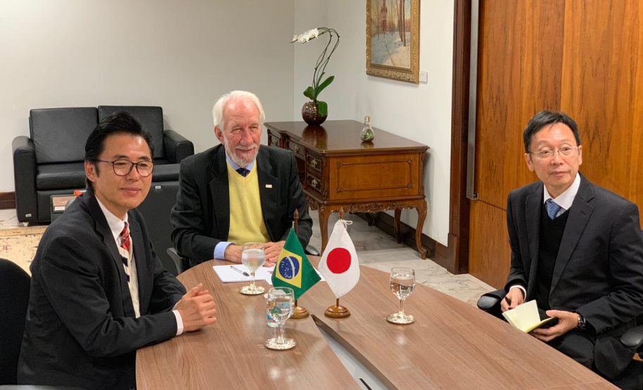 Os planos de investimentos do Paraná para os próximos anos, que está aberto à participação de empresas internacionais, foi o assunto da reunião do vice-governador Darci Piana o cônsul-geral do Japão em Curitiba, Hajime Kimura. Piana recebeu o diplomata na segunda-feira (28), no Palácio Iguaçu, e ressaltou que o Estado busca parcerias internacionais para tirar do papel projetos de infraestrutura, incluindo um novo traçado ferroviário e concessões de rodovias e aeroportos. Foto: Camila Tonetti