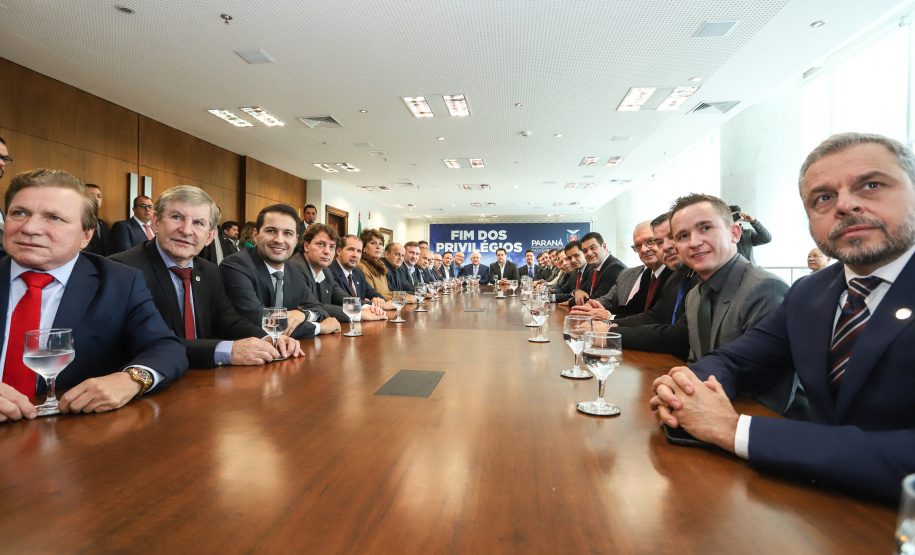 A Proposta de Emenda à Constituição (PEC) que põe fim à aposentadoria vitalícia de governadores, enviada no início do ano à Assembleia Legislativa pelo governador Carlos Massa Ratinho Junior, foi promulgada nesta quarta-feira (29), em solenidade no Palácio Iguaçu.  -  Curitiba, 29/05/2019  -  Foto: Rodrigo Félix Leal/ANPr