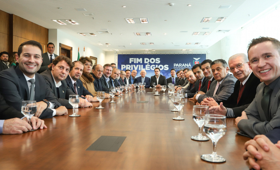 A Proposta de Emenda à Constituição (PEC) que põe fim à aposentadoria vitalícia de governadores, enviada no início do ano à Assembleia Legislativa pelo governador Carlos Massa Ratinho Junior, foi promulgada nesta quarta-feira (29), em solenidade no Palácio Iguaçu.  -  Curitiba, 29/05/2019  -  Foto: Rodrigo Félix Leal/ANPr