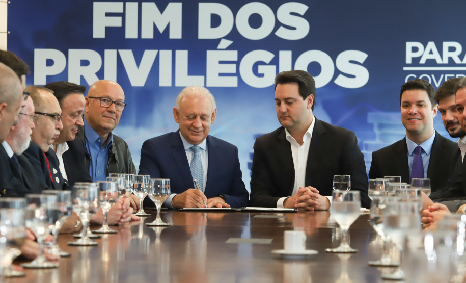 A Proposta de Emenda à Constituição (PEC) que põe fim à aposentadoria vitalícia de governadores, enviada no início do ano à Assembleia Legislativa pelo governador Carlos Massa Ratinho Junior, foi promulgada nesta quarta-feira (29), em solenidade no Palácio Iguaçu.  -  Curitiba, 29/05/2019  -  Foto: Rodrigo Félix Leal/ANPr