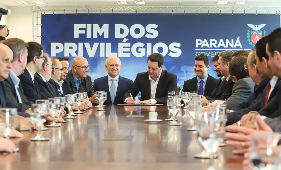 A Proposta de Emenda à Constituição (PEC) que põe fim à aposentadoria vitalícia de governadores, enviada no início do ano à Assembleia Legislativa pelo governador Carlos Massa Ratinho Junior, foi promulgada nesta quarta-feira (29), em solenidade no Palácio Iguaçu.  -  Curitiba, 29/05/2019  -  Foto: Rodrigo Félix Leal/ANPr