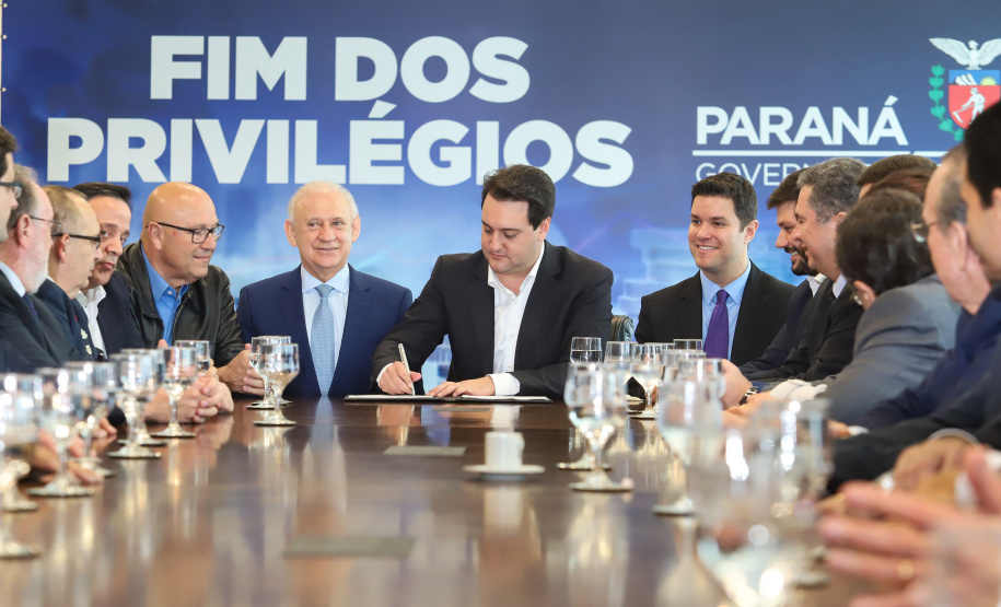 A Proposta de Emenda à Constituição (PEC) que põe fim à aposentadoria vitalícia de governadores, enviada no início do ano à Assembleia Legislativa pelo governador Carlos Massa Ratinho Junior, foi promulgada nesta quarta-feira (29), em solenidade no Palácio Iguaçu.  -  Curitiba, 29/05/2019  -  Foto: Rodrigo Félix Leal/ANPr