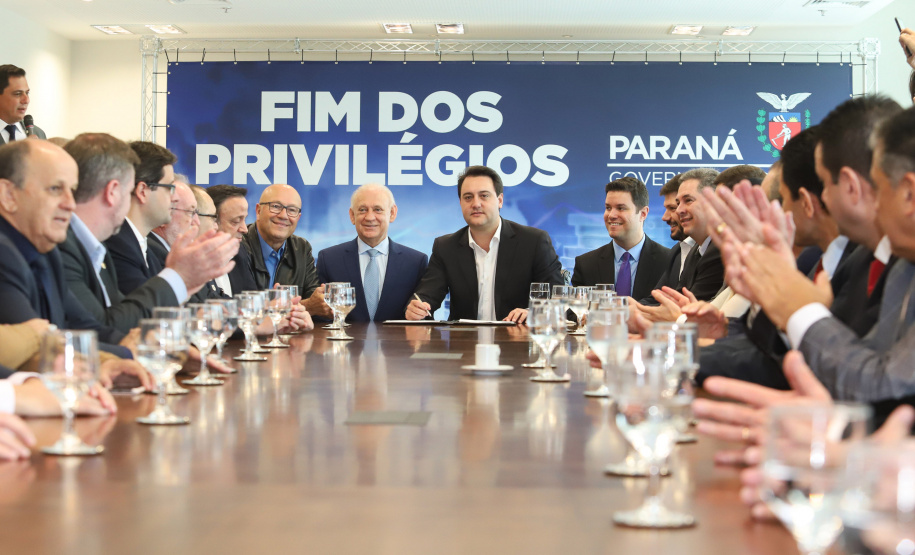 A Proposta de Emenda à Constituição (PEC) que põe fim à aposentadoria vitalícia de governadores, enviada no início do ano à Assembleia Legislativa pelo governador Carlos Massa Ratinho Junior, foi promulgada nesta quarta-feira (29), em solenidade no Palácio Iguaçu.  -  Curitiba, 29/05/2019  -  Foto: Rodrigo Félix Leal/ANPr