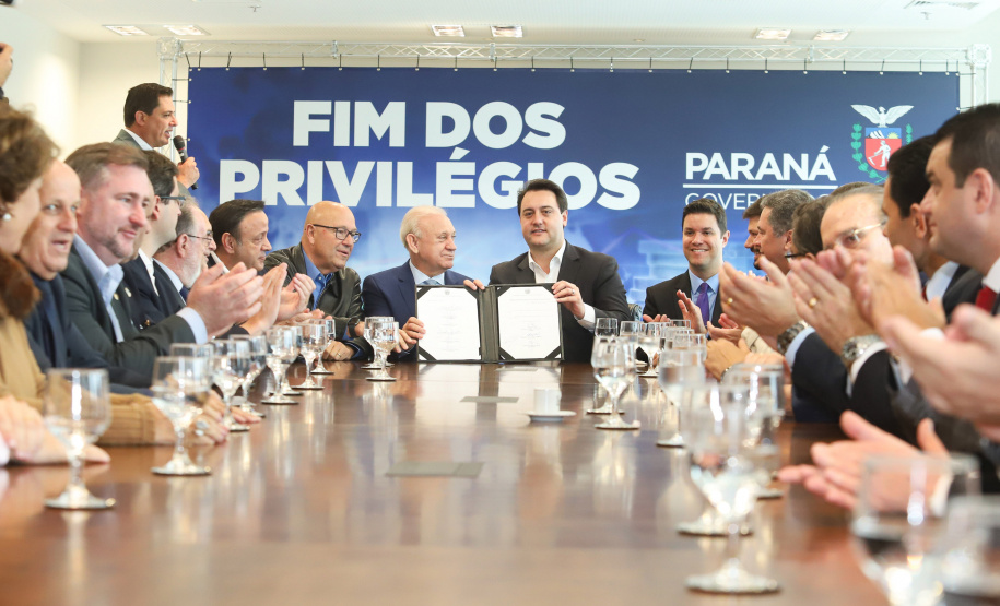A Proposta de Emenda à Constituição (PEC) que põe fim à aposentadoria vitalícia de governadores, enviada no início do ano à Assembleia Legislativa pelo governador Carlos Massa Ratinho Junior, foi promulgada nesta quarta-feira (29), em solenidade no Palácio Iguaçu.  -  Curitiba, 29/05/2019  -  Foto: Rodrigo Félix Leal/ANPr