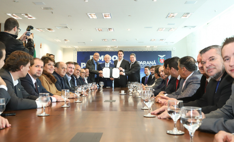 A Proposta de Emenda à Constituição (PEC) que põe fim à aposentadoria vitalícia de governadores, enviada no início do ano à Assembleia Legislativa pelo governador Carlos Massa Ratinho Junior, foi promulgada nesta quarta-feira (29), em solenidade no Palácio Iguaçu.  -  Curitiba, 29/05/2019  -  Foto: Rodrigo Félix Leal/ANPr