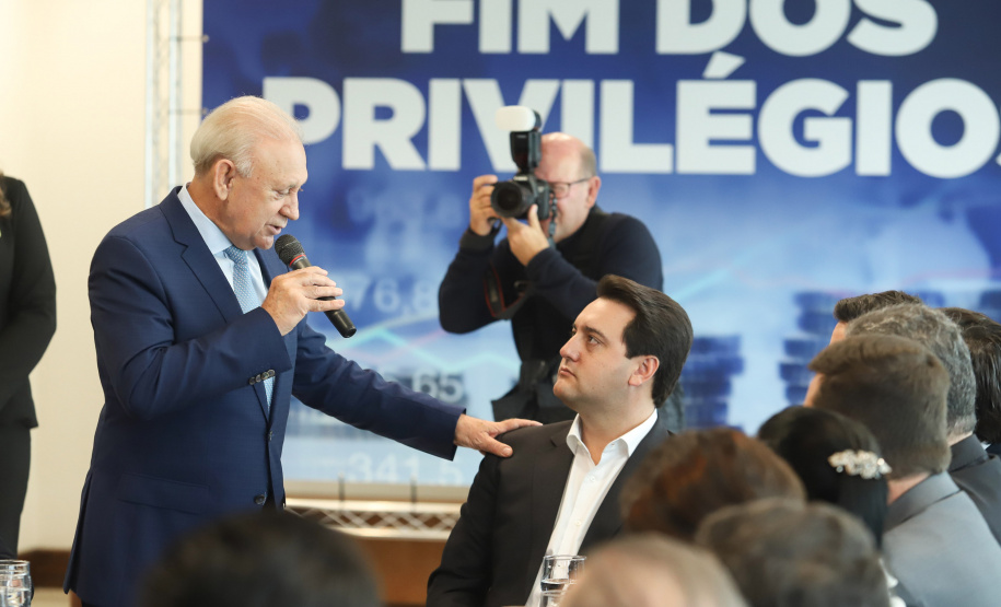 A Proposta de Emenda à Constituição (PEC) que põe fim à aposentadoria vitalícia de governadores, enviada no início do ano à Assembleia Legislativa pelo governador Carlos Massa Ratinho Junior, foi promulgada nesta quarta-feira (29), em solenidade no Palácio Iguaçu.  -  Curitiba, 29/05/2019  -  Foto: Rodrigo Félix Leal/ANPr