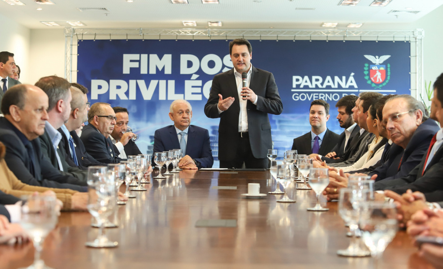 A Proposta de Emenda à Constituição (PEC) que põe fim à aposentadoria vitalícia de governadores, enviada no início do ano à Assembleia Legislativa pelo governador Carlos Massa Ratinho Junior, foi promulgada nesta quarta-feira (29), em solenidade no Palácio Iguaçu.  -  Curitiba, 29/05/2019  -  Foto: Rodrigo Félix Leal/ANPr