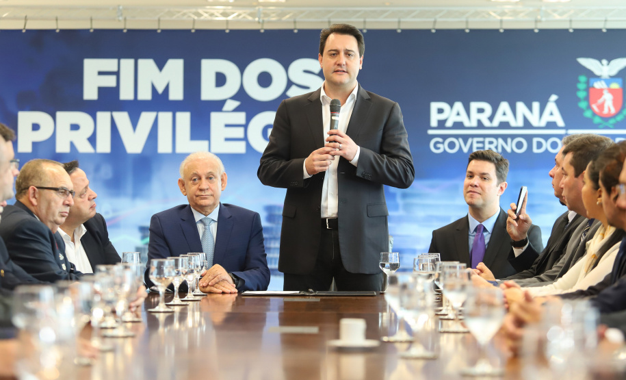 A Proposta de Emenda à Constituição (PEC) que põe fim à aposentadoria vitalícia de governadores, enviada no início do ano à Assembleia Legislativa pelo governador Carlos Massa Ratinho Junior, foi promulgada nesta quarta-feira (29), em solenidade no Palácio Iguaçu.  -  Curitiba, 29/05/2019  -  Foto: Rodrigo Félix Leal/ANPr