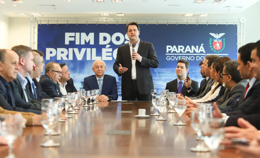A Proposta de Emenda à Constituição (PEC) que põe fim à aposentadoria vitalícia de governadores, enviada no início do ano à Assembleia Legislativa pelo governador Carlos Massa Ratinho Junior, foi promulgada nesta quarta-feira (29), em solenidade no Palácio Iguaçu.  -  Curitiba, 29/05/2019  -  Foto: Rodrigo Félix Leal/ANPr