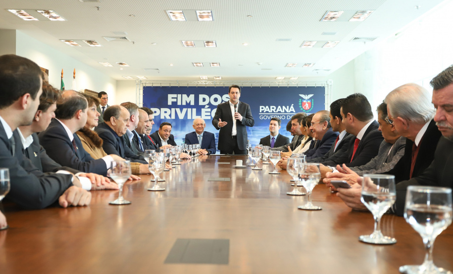 A Proposta de Emenda à Constituição (PEC) que põe fim à aposentadoria vitalícia de governadores, enviada no início do ano à Assembleia Legislativa pelo governador Carlos Massa Ratinho Junior, foi promulgada nesta quarta-feira (29), em solenidade no Palácio Iguaçu.  -  Curitiba, 29/05/2019  -  Foto: Rodrigo Félix Leal/ANPr