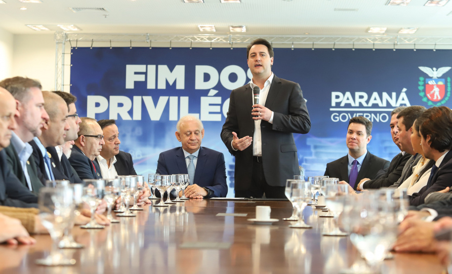 A Proposta de Emenda à Constituição (PEC) que põe fim à aposentadoria vitalícia de governadores, enviada no início do ano à Assembleia Legislativa pelo governador Carlos Massa Ratinho Junior, foi promulgada nesta quarta-feira (29), em solenidade no Palácio Iguaçu.  -  Curitiba, 29/05/2019  -  Foto: Rodrigo Félix Leal/ANPr