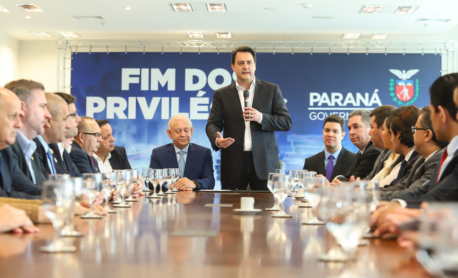 A Proposta de Emenda à Constituição (PEC) que põe fim à aposentadoria vitalícia de governadores, enviada no início do ano à Assembleia Legislativa pelo governador Carlos Massa Ratinho Junior, foi promulgada nesta quarta-feira (29), em solenidade no Palácio Iguaçu.  -  Curitiba, 29/05/2019  -  Foto: Rodrigo Félix Leal/ANPr