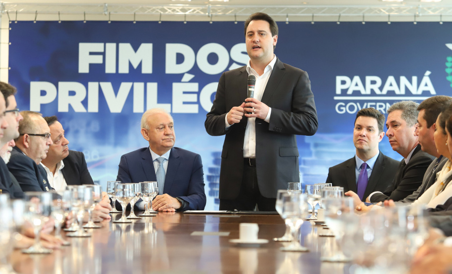 A Proposta de Emenda à Constituição (PEC) que põe fim à aposentadoria vitalícia de governadores, enviada no início do ano à Assembleia Legislativa pelo governador Carlos Massa Ratinho Junior, foi promulgada nesta quarta-feira (29), em solenidade no Palácio Iguaçu.  -  Curitiba, 29/05/2019  -  Foto: Rodrigo Félix Leal/ANPr