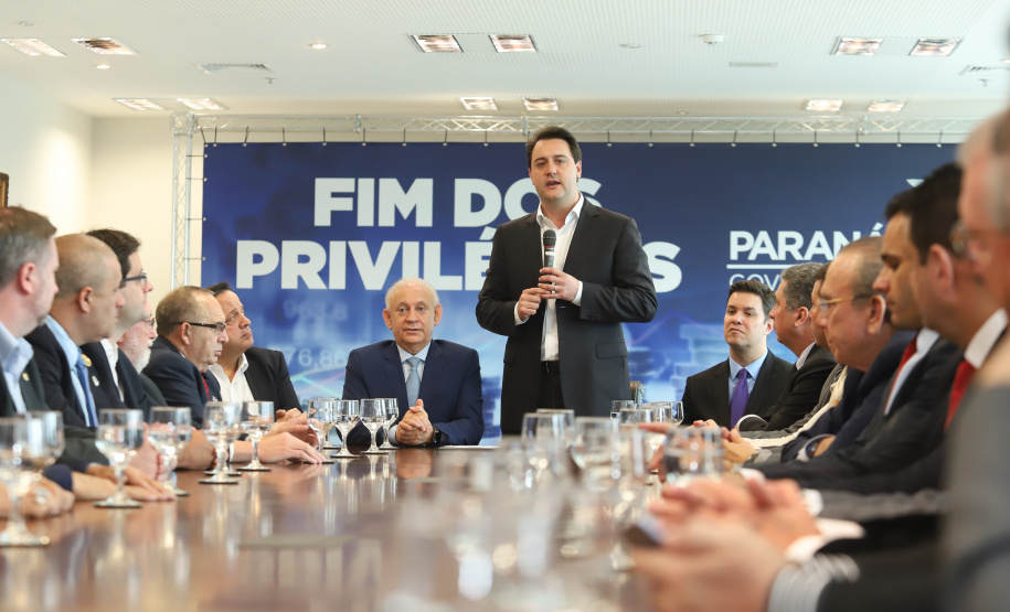 A Proposta de Emenda à Constituição (PEC) que põe fim à aposentadoria vitalícia de governadores, enviada no início do ano à Assembleia Legislativa pelo governador Carlos Massa Ratinho Junior, foi promulgada nesta quarta-feira (29), em solenidade no Palácio Iguaçu.  -  Curitiba, 29/05/2019  -  Foto: Rodrigo Félix Leal/ANPr