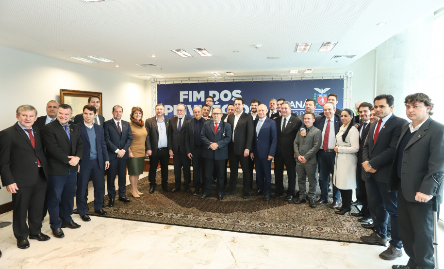 A Proposta de Emenda à Constituição (PEC) que põe fim à aposentadoria vitalícia de governadores, enviada no início do ano à Assembleia Legislativa pelo governador Carlos Massa Ratinho Junior, foi promulgada nesta quarta-feira (29), em solenidade no Palácio Iguaçu.  -  Curitiba, 29/05/2019  -  Foto: Rodrigo Félix Leal/ANPr