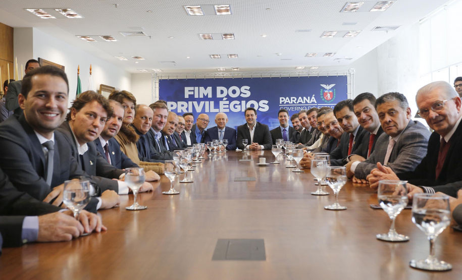 A Proposta de Emenda Constitucional (PEC) que põe fim à aposentadoria vitalícia de governadores será promulgada nesta quarta-feira (29) em solenidade, no Palácio Iguaçu pelo governador Carlos Massa Ratinho Junior. Participaram: presidente da Assembleia Legislativa, dep. Ademar Traiano e vários deputados estaduais.Curitiba, 29-05-19.Foto: Arnaldo Alves / ANPr.