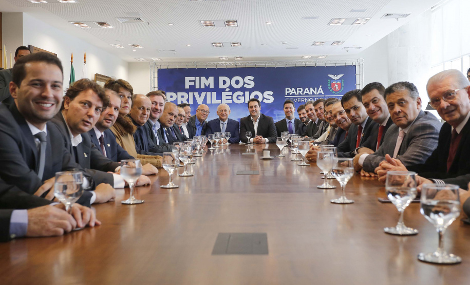 A Proposta de Emenda Constitucional (PEC) que põe fim à aposentadoria vitalícia de governadores será promulgada nesta quarta-feira (29) em solenidade, no Palácio Iguaçu pelo governador Carlos Massa Ratinho Junior. Participaram: presidente da Assembleia Legislativa, dep. Ademar Traiano e vários deputados estaduais.Curitiba, 29-05-19.Foto: Arnaldo Alves / ANPr.