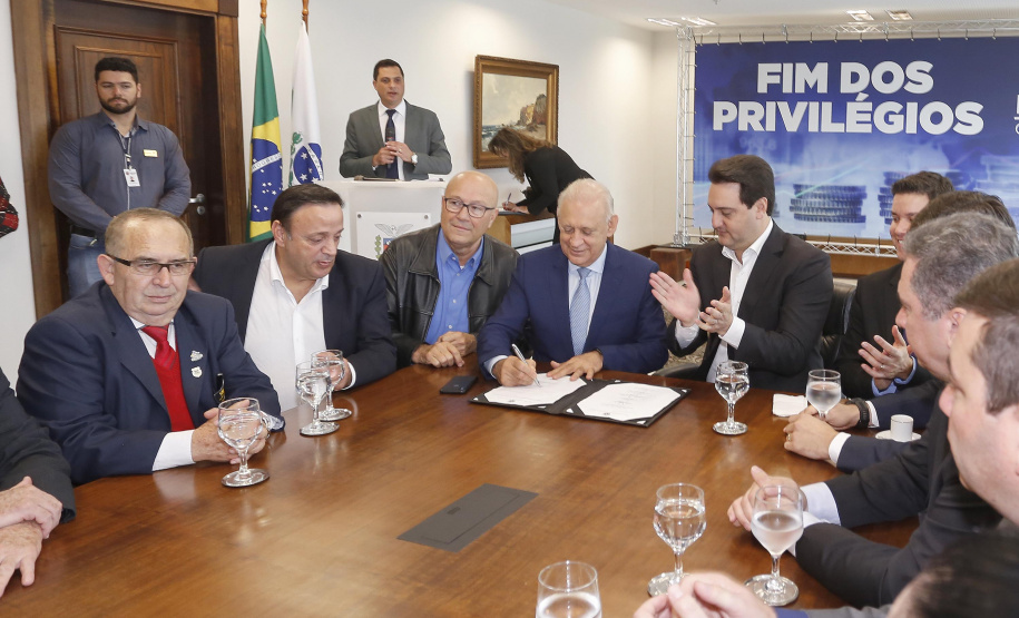 A Proposta de Emenda Constitucional (PEC) que põe fim à aposentadoria vitalícia de governadores será promulgada nesta quarta-feira (29) em solenidade, no Palácio Iguaçu pelo governador Carlos Massa Ratinho Junior. Participaram: presidente da Assembleia Legislativa, dep. Ademar Traiano e vários deputados estaduais.Curitiba, 29-05-19.Foto: Arnaldo Alves / ANPr.