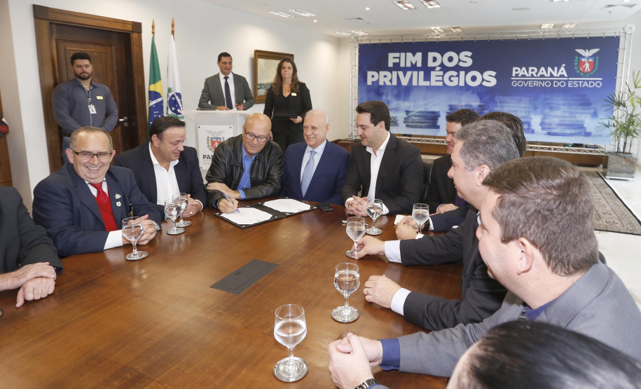 A Proposta de Emenda Constitucional (PEC) que põe fim à aposentadoria vitalícia de governadores será promulgada nesta quarta-feira (29) em solenidade, no Palácio Iguaçu pelo governador Carlos Massa Ratinho Junior. Participaram: presidente da Assembleia Legislativa, dep. Ademar Traiano e vários deputados estaduais.Curitiba, 29-05-19.Foto: Arnaldo Alves / ANPr.