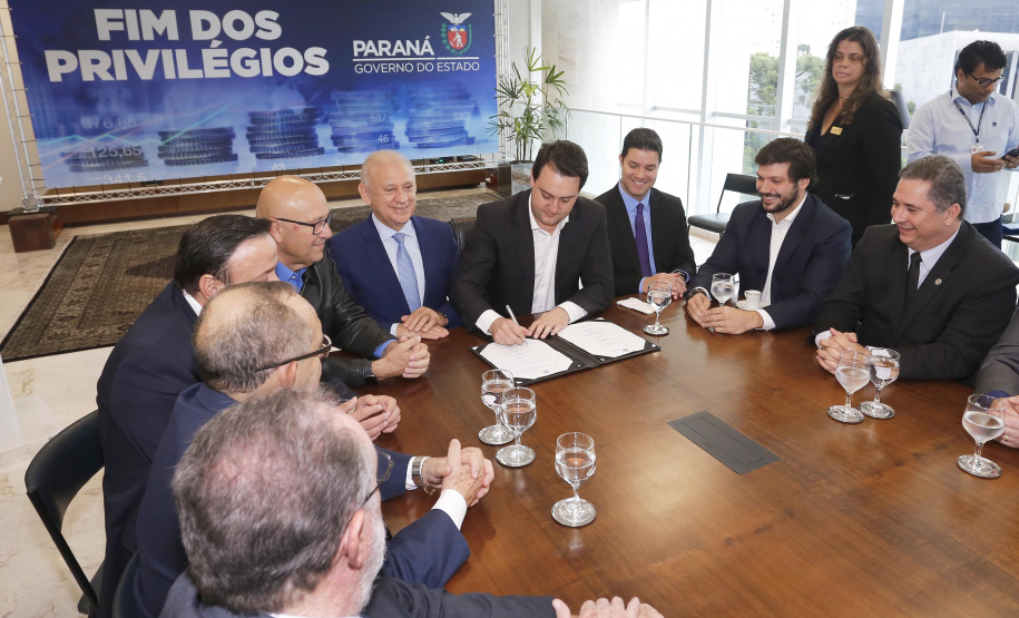 A Proposta de Emenda Constitucional (PEC) que põe fim à aposentadoria vitalícia de governadores será promulgada nesta quarta-feira (29) em solenidade, no Palácio Iguaçu pelo governador Carlos Massa Ratinho Junior. Participaram: presidente da Assembleia Legislativa, dep. Ademar Traiano e vários deputados estaduais.Curitiba, 29-05-19.Foto: Arnaldo Alves / ANPr.