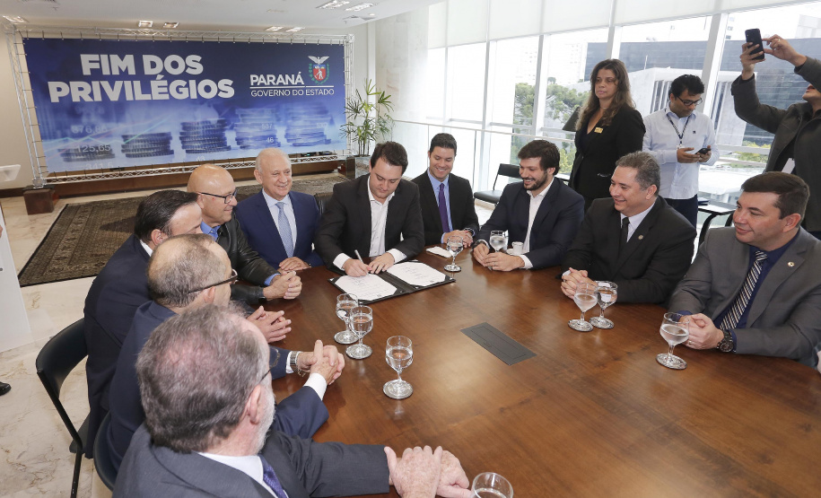 A Proposta de Emenda Constitucional (PEC) que põe fim à aposentadoria vitalícia de governadores será promulgada nesta quarta-feira (29) em solenidade, no Palácio Iguaçu pelo governador Carlos Massa Ratinho Junior. Participaram: presidente da Assembleia Legislativa, dep. Ademar Traiano e vários deputados estaduais.Curitiba, 29-05-19.Foto: Arnaldo Alves / ANPr.