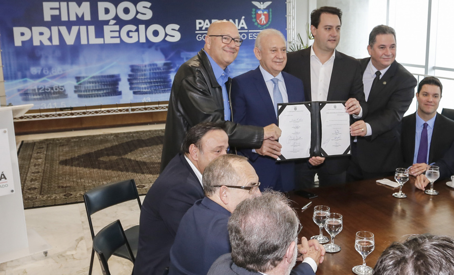 A Proposta de Emenda Constitucional (PEC) que põe fim à aposentadoria vitalícia de governadores será promulgada nesta quarta-feira (29) em solenidade, no Palácio Iguaçu pelo governador Carlos Massa Ratinho Junior. Participaram: presidente da Assembleia Legislativa, dep. Ademar Traiano e vários deputados estaduais.Curitiba, 29-05-19.Foto: Arnaldo Alves / ANPr.