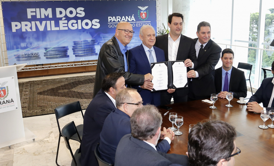 A Proposta de Emenda Constitucional (PEC) que põe fim à aposentadoria vitalícia de governadores será promulgada nesta quarta-feira (29) em solenidade, no Palácio Iguaçu pelo governador Carlos Massa Ratinho Junior. Participaram: presidente da Assembleia Legislativa, dep. Ademar Traiano e vários deputados estaduais.Curitiba, 29-05-19.Foto: Arnaldo Alves / ANPr.