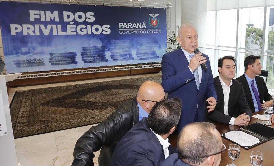 A Proposta de Emenda Constitucional (PEC) que põe fim à aposentadoria vitalícia de governadores será promulgada nesta quarta-feira (29) em solenidade, no Palácio Iguaçu pelo governador Carlos Massa Ratinho Junior. Participaram: presidente da Assembleia Legislativa, dep. Ademar Traiano e vários deputados estaduais.Curitiba, 29-05-19.Foto: Arnaldo Alves / ANPr.