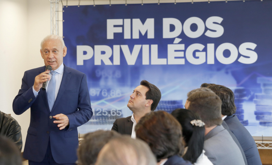 A Proposta de Emenda Constitucional (PEC) que põe fim à aposentadoria vitalícia de governadores será promulgada nesta quarta-feira (29) em solenidade, no Palácio Iguaçu pelo governador Carlos Massa Ratinho Junior. Participaram: presidente da Assembleia Legislativa, dep. Ademar Traiano e vários deputados estaduais.Curitiba, 29-05-19.Foto: Arnaldo Alves / ANPr.