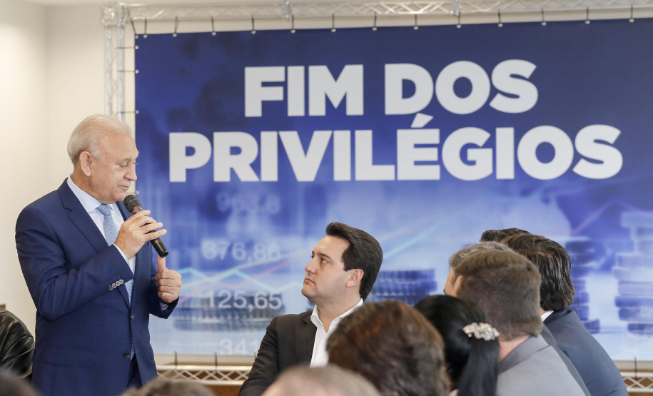 A Proposta de Emenda Constitucional (PEC) que põe fim à aposentadoria vitalícia de governadores será promulgada nesta quarta-feira (29) em solenidade, no Palácio Iguaçu pelo governador Carlos Massa Ratinho Junior. Participaram: presidente da Assembleia Legislativa, dep. Ademar Traiano e vários deputados estaduais.Curitiba, 29-05-19.Foto: Arnaldo Alves / ANPr.