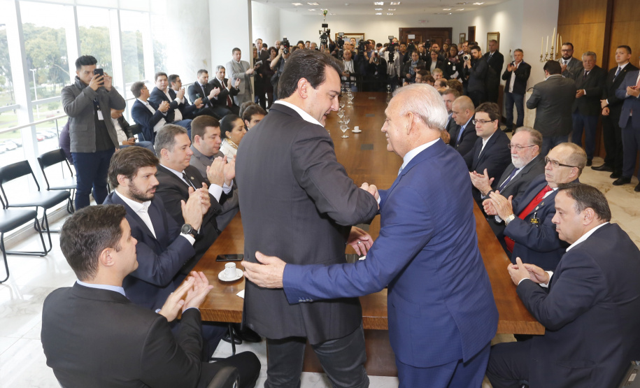 A Proposta de Emenda Constitucional (PEC) que põe fim à aposentadoria vitalícia de governadores será promulgada nesta quarta-feira (29) em solenidade, no Palácio Iguaçu pelo governador Carlos Massa Ratinho Junior. Participaram: presidente da Assembleia Legislativa, dep. Ademar Traiano e vários deputados estaduais.Curitiba, 29-05-19.Foto: Arnaldo Alves / ANPr.