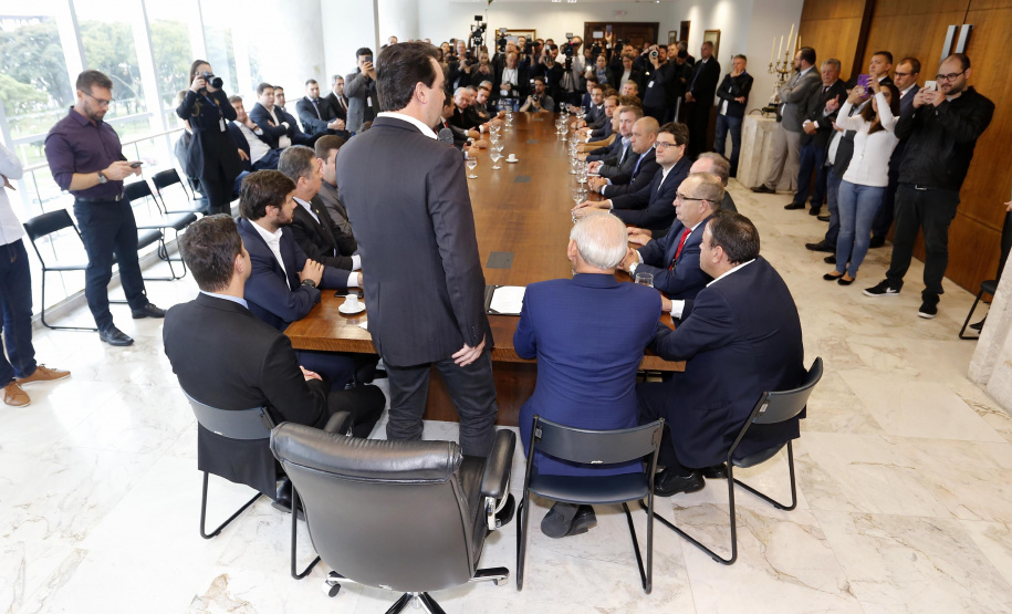 A Proposta de Emenda Constitucional (PEC) que põe fim à aposentadoria vitalícia de governadores será promulgada nesta quarta-feira (29) em solenidade, no Palácio Iguaçu pelo governador Carlos Massa Ratinho Junior. Participaram: presidente da Assembleia Legislativa, dep. Ademar Traiano e vários deputados estaduais.Curitiba, 29-05-19.Foto: Arnaldo Alves / ANPr.