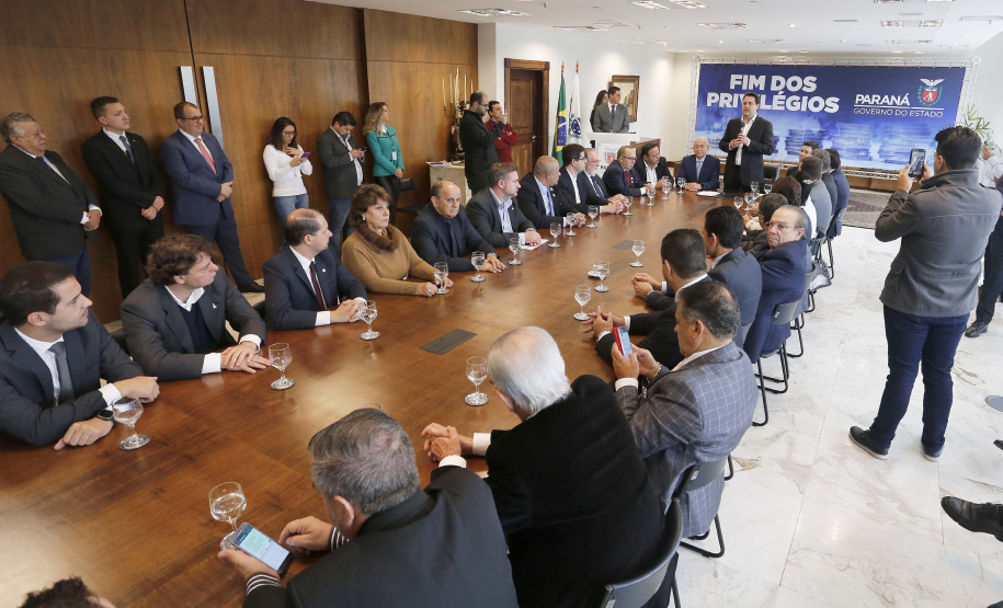 A Proposta de Emenda Constitucional (PEC) que põe fim à aposentadoria vitalícia de governadores será promulgada nesta quarta-feira (29) em solenidade, no Palácio Iguaçu pelo governador Carlos Massa Ratinho Junior. Participaram: presidente da Assembleia Legislativa, dep. Ademar Traiano e vários deputados estaduais.Curitiba, 29-05-19.Foto: Arnaldo Alves / ANPr.