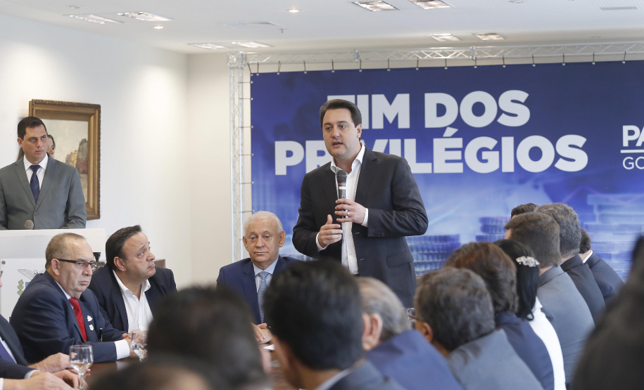 A Proposta de Emenda Constitucional (PEC) que põe fim à aposentadoria vitalícia de governadores será promulgada nesta quarta-feira (29) em solenidade, no Palácio Iguaçu pelo governador Carlos Massa Ratinho Junior. Participaram: presidente da Assembleia Legislativa, dep. Ademar Traiano e vários deputados estaduais.Curitiba, 29-05-19.Foto: Arnaldo Alves / ANPr.