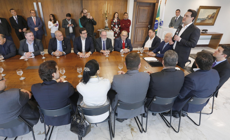 A Proposta de Emenda Constitucional (PEC) que põe fim à aposentadoria vitalícia de governadores será promulgada nesta quarta-feira (29) em solenidade, no Palácio Iguaçu pelo governador Carlos Massa Ratinho Junior. Participaram: presidente da Assembleia Legislativa, dep. Ademar Traiano e vários deputados estaduais.Curitiba, 29-05-19.Foto: Arnaldo Alves / ANPr.