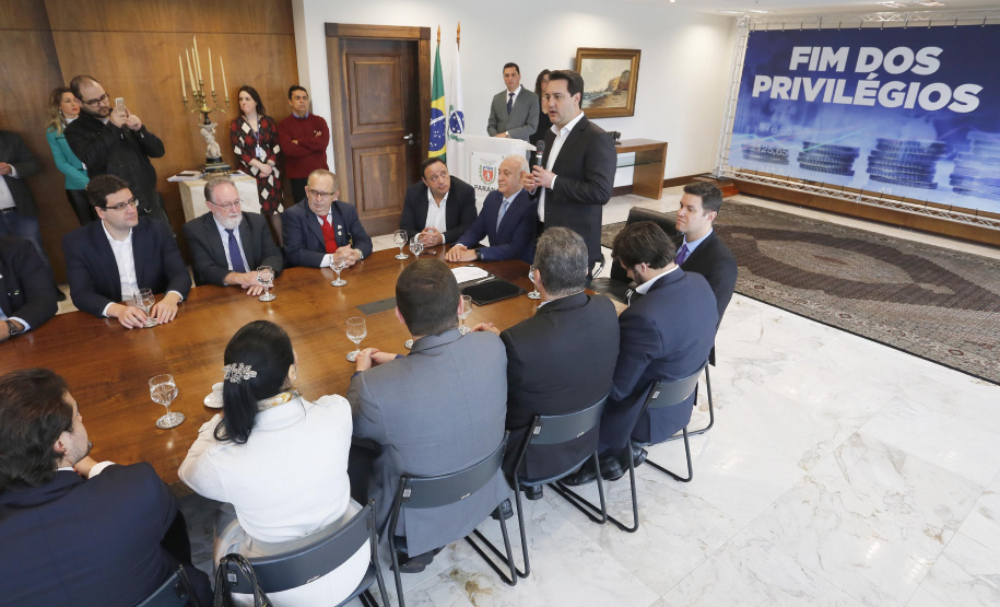 A Proposta de Emenda Constitucional (PEC) que põe fim à aposentadoria vitalícia de governadores será promulgada nesta quarta-feira (29) em solenidade, no Palácio Iguaçu pelo governador Carlos Massa Ratinho Junior. Participaram: presidente da Assembleia Legislativa, dep. Ademar Traiano e vários deputados estaduais.Curitiba, 29-05-19.Foto: Arnaldo Alves / ANPr.