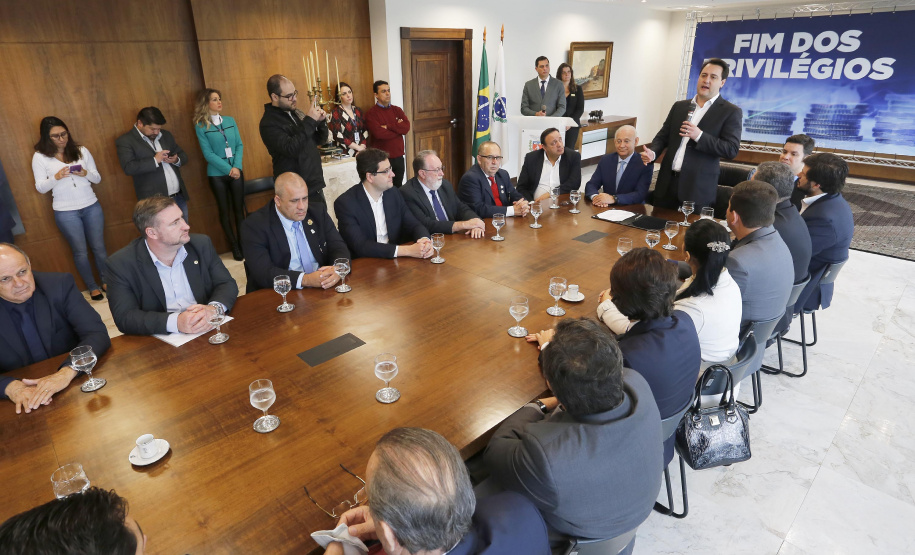 A Proposta de Emenda Constitucional (PEC) que põe fim à aposentadoria vitalícia de governadores será promulgada nesta quarta-feira (29) em solenidade, no Palácio Iguaçu pelo governador Carlos Massa Ratinho Junior. Participaram: presidente da Assembleia Legislativa, dep. Ademar Traiano e vários deputados estaduais.Curitiba, 29-05-19.Foto: Arnaldo Alves / ANPr.