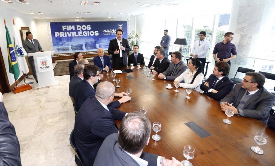 A Proposta de Emenda Constitucional (PEC) que põe fim à aposentadoria vitalícia de governadores será promulgada nesta quarta-feira (29) em solenidade, no Palácio Iguaçu pelo governador Carlos Massa Ratinho Junior. Participaram: presidente da Assembleia Legislativa, dep. Ademar Traiano e vários deputados estaduais.Curitiba, 29-05-19.Foto: Arnaldo Alves / ANPr.