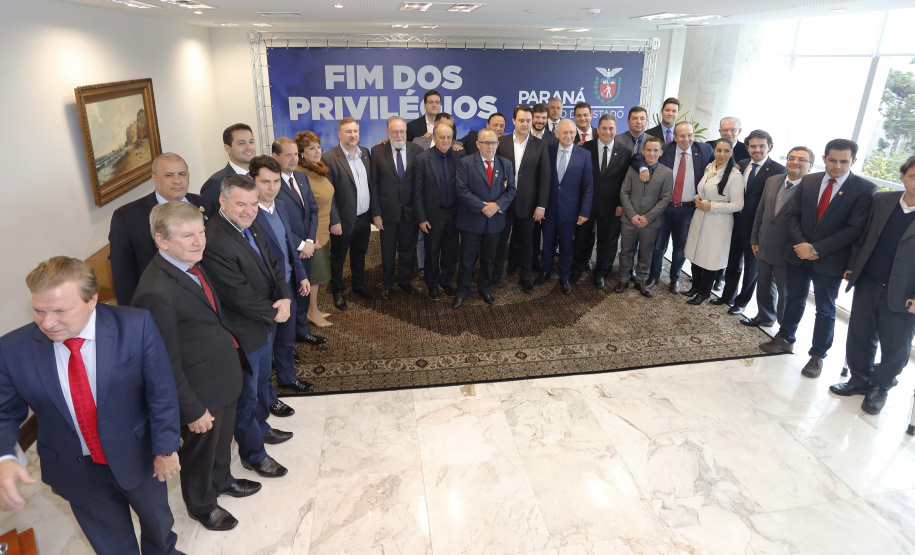 A Proposta de Emenda Constitucional (PEC) que põe fim à aposentadoria vitalícia de governadores será promulgada nesta quarta-feira (29) em solenidade, no Palácio Iguaçu pelo governador Carlos Massa Ratinho Junior. Participaram: presidente da Assembleia Legislativa, dep. Ademar Traiano e vários deputados estaduais.Curitiba, 29-05-19.Foto: Arnaldo Alves / ANPr.