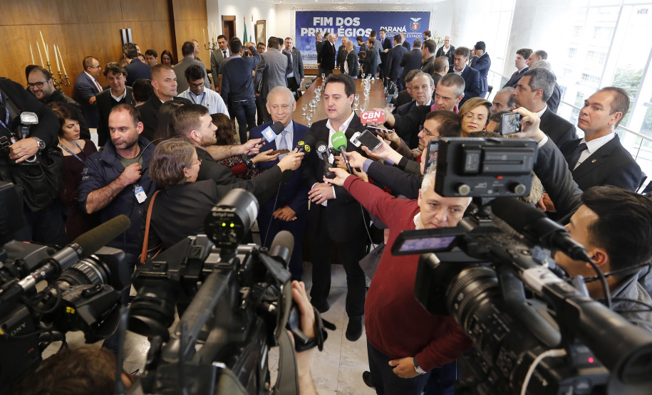 A Proposta de Emenda Constitucional (PEC) que põe fim à aposentadoria vitalícia de governadores será promulgada nesta quarta-feira (29) em solenidade, no Palácio Iguaçu pelo governador Carlos Massa Ratinho Junior. Participaram: presidente da Assembleia Legislativa, dep. Ademar Traiano e vários deputados estaduais.Curitiba, 29-05-19.Foto: Arnaldo Alves / ANPr.