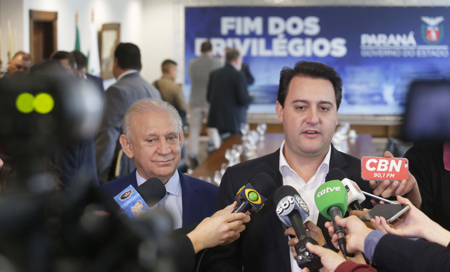 A Proposta de Emenda Constitucional (PEC) que põe fim à aposentadoria vitalícia de governadores será promulgada nesta quarta-feira (29) em solenidade, no Palácio Iguaçu pelo governador Carlos Massa Ratinho Junior. Participaram: presidente da Assembleia Legislativa, dep. Ademar Traiano e vários deputados estaduais.Curitiba, 29-05-19.Foto: Arnaldo Alves / ANPr.