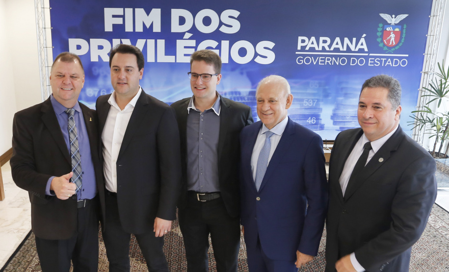 A Proposta de Emenda Constitucional (PEC) que põe fim à aposentadoria vitalícia de governadores será promulgada nesta quarta-feira (29) em solenidade, no Palácio Iguaçu pelo governador Carlos Massa Ratinho Junior. Participaram: presidente da Assembleia Legislativa, dep. Ademar Traiano e vários deputados estaduais.Curitiba, 29-05-19.Foto: Arnaldo Alves / ANPr.