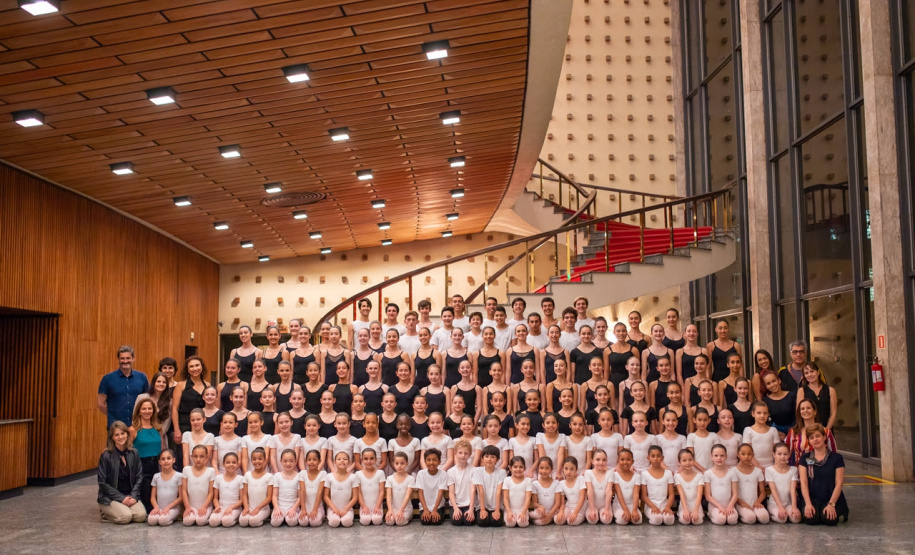 A Escola de Dança Teatro Guaíra apresenta em junho a Mostra EDTG - Poesia do Gesto, que leva ao público trabalhos coreográficos da Cia. Jovem Teatro Guaíra, com trechos de clássicos como A Filha do Faraó e La Fille Mal Gardée e também coreografias autorais da escola. As apresentações são gratuitas e acontecem de 7 a 9 de junho, no Guairinha.
Curitiba, 29/05/2019