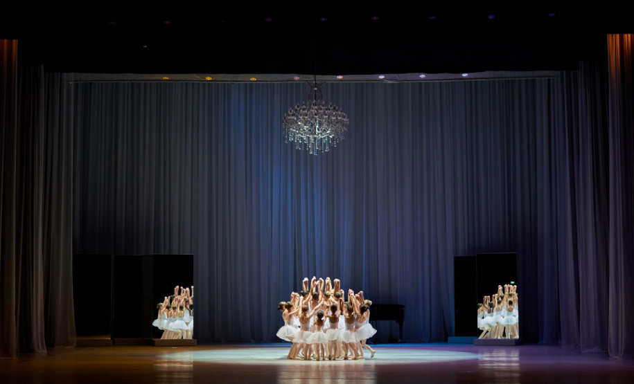 A Escola de Dança Teatro Guaíra apresenta em junho a Mostra EDTG - Poesia do Gesto, que leva ao público trabalhos coreográficos da Cia. Jovem Teatro Guaíra, com trechos de clássicos como A Filha do Faraó e La Fille Mal Gardée e também coreografias autorais da escola. As apresentações são gratuitas e acontecem de 7 a 9 de junho, no Guairinha.
Curitiba, 29/05/2019