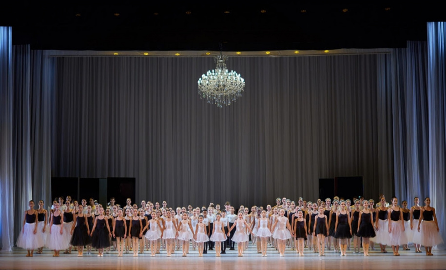 A Escola de Dança Teatro Guaíra apresenta em junho a Mostra EDTG - Poesia do Gesto, que leva ao público trabalhos coreográficos da Cia. Jovem Teatro Guaíra, com trechos de clássicos como A Filha do Faraó e La Fille Mal Gardée e também coreografias autorais da escola. As apresentações são gratuitas e acontecem de 7 a 9 de junho, no Guairinha.
Curitiba, 29/05/2019